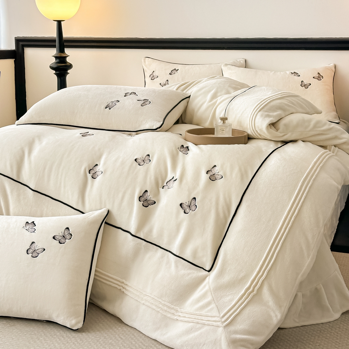 91家纺网 家纺一手货源 找家纺 凯美家居 2025新款牛奶绒重工刺绣特种工艺四件套-可露丽 可露丽-奶白