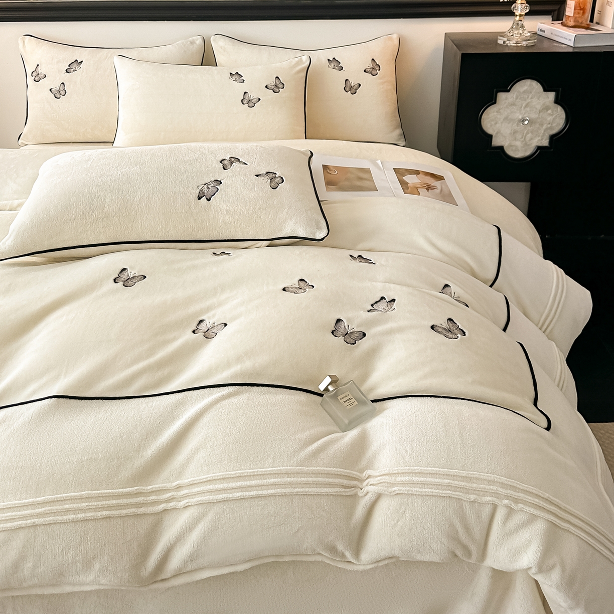 91家纺网 家纺一手货源 找家纺 凯美家居 2025新款牛奶绒重工刺绣特种工艺四件套-可露丽 可露丽-奶白