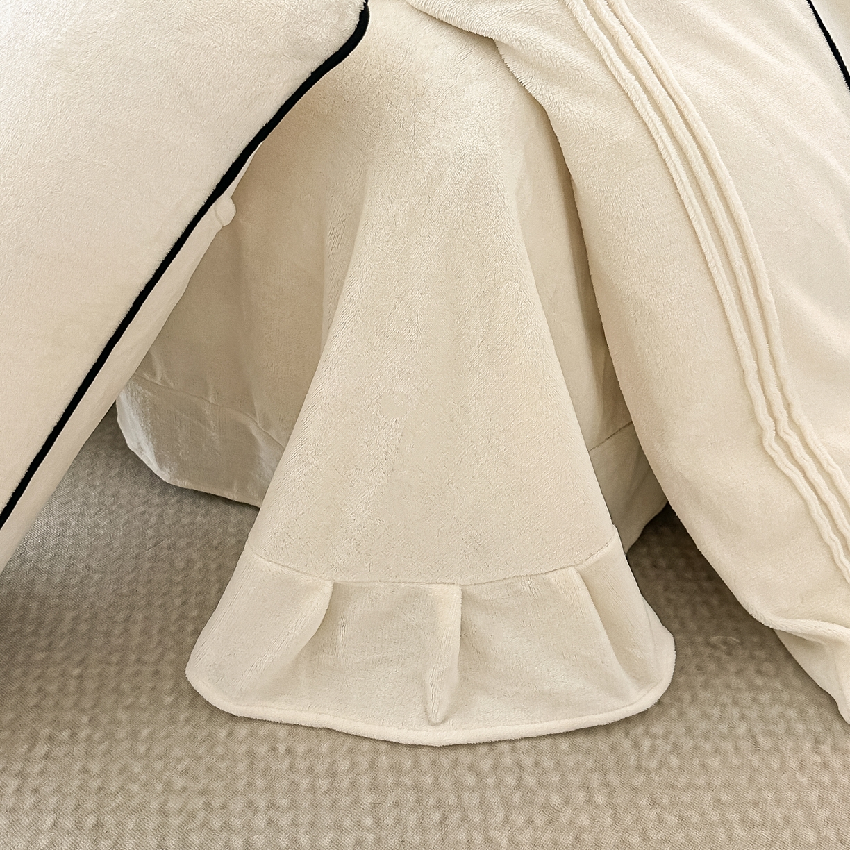 91家纺网 家纺一手货源 找家纺 凯美家居 2025新款牛奶绒重工刺绣特种工艺四件套-可露丽 可露丽-奶白