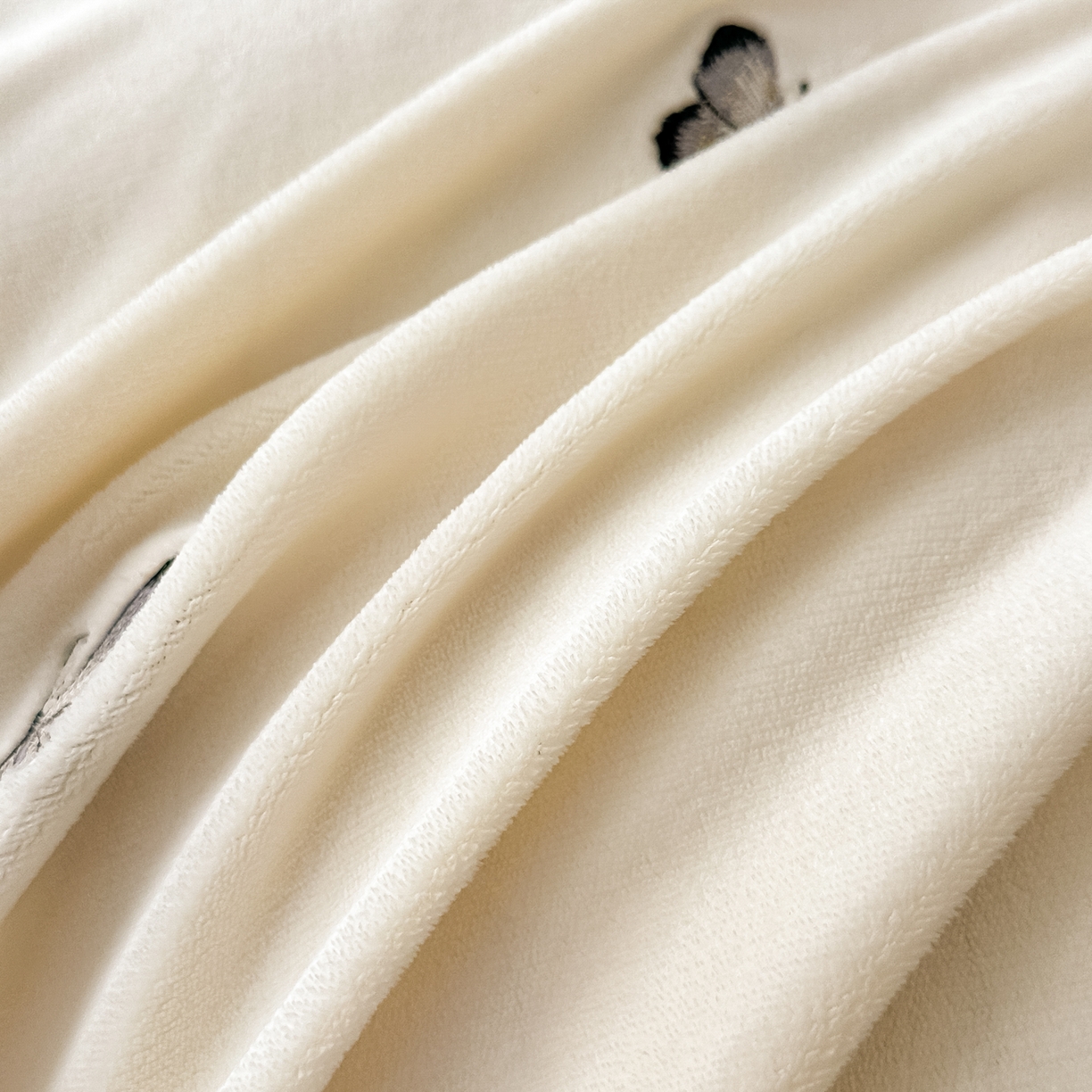 91家纺网 家纺一手货源 找家纺 凯美家居 2025新款牛奶绒重工刺绣特种工艺四件套-可露丽 可露丽-奶白