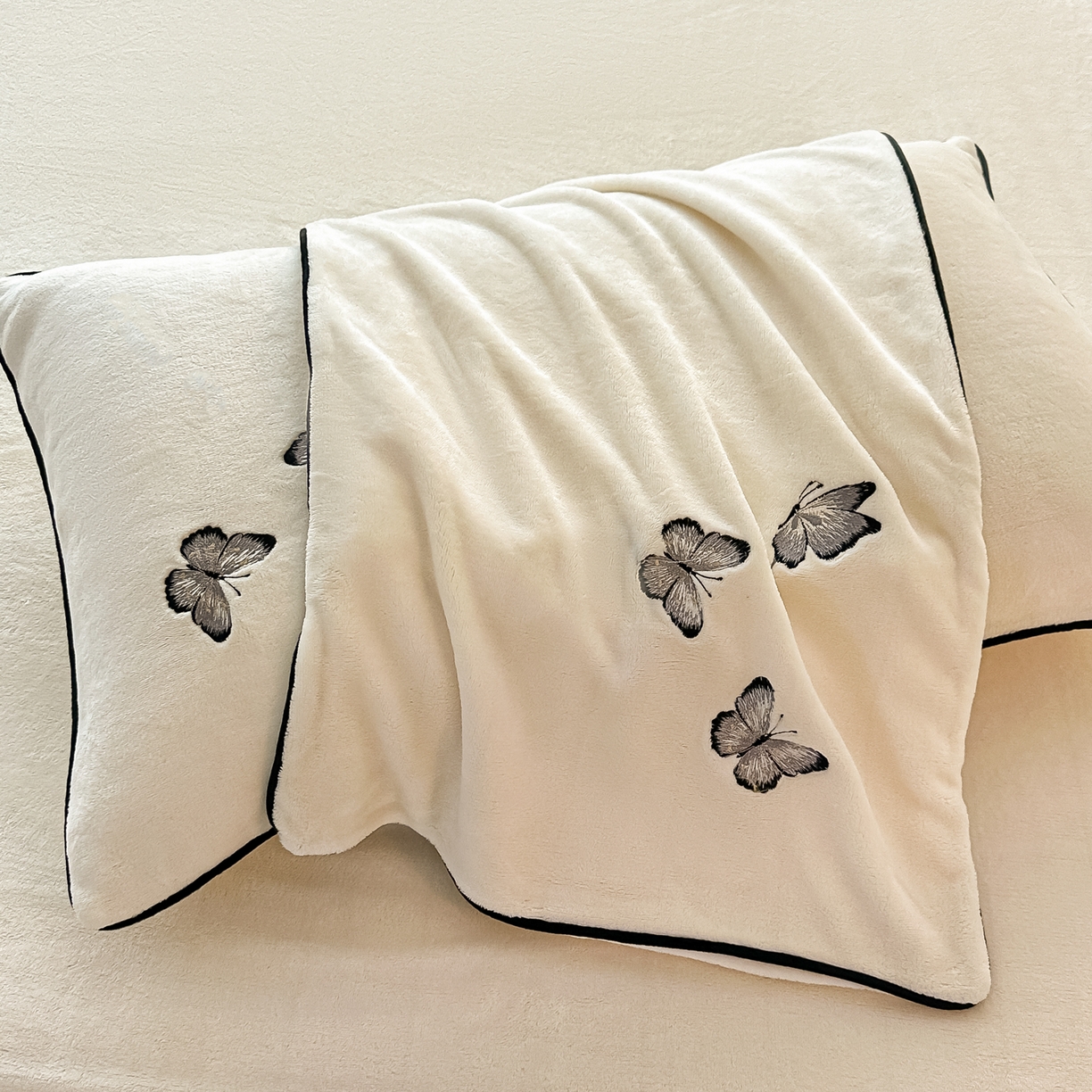 91家纺网 家纺一手货源 找家纺 凯美家居 2025新款牛奶绒重工刺绣特种工艺四件套-可露丽 可露丽-奶白