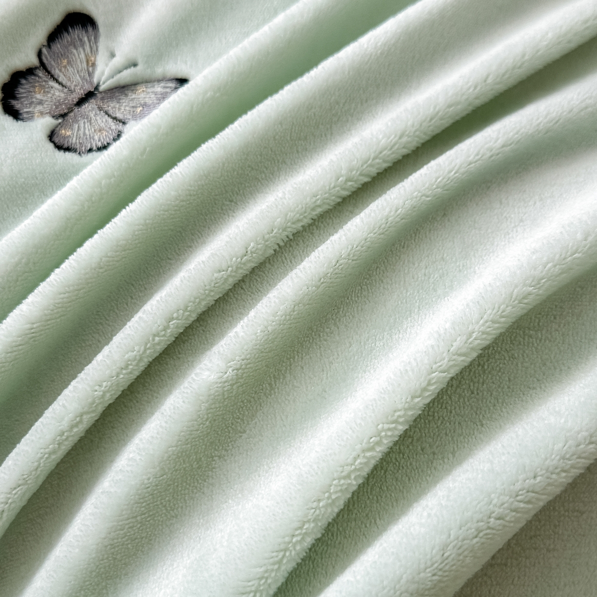 91家纺网 家纺一手货源 找家纺 凯美家居 2025新款牛奶绒重工刺绣特种工艺四件套-可露丽 可露丽-浅绿