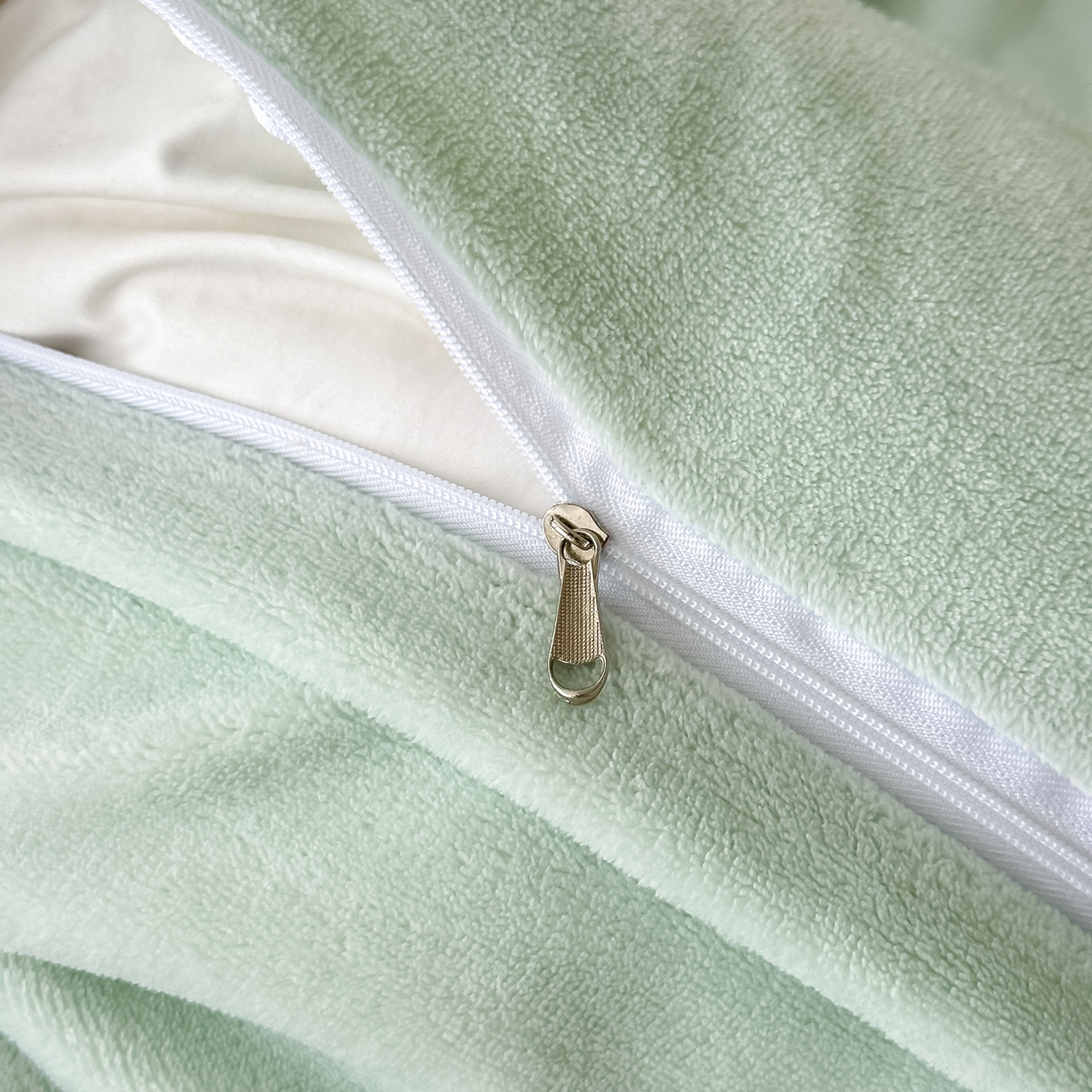 91家纺网 家纺一手货源 找家纺 凯美家居 2025新款牛奶绒重工刺绣特种工艺四件套-可露丽 可露丽-浅绿