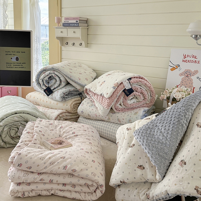 91家纺网 家纺一手货源 找家纺 麦伦家居 2025新款全棉双层纱3D豆豆被系列被子被芯（可配四件套） 组合图展示