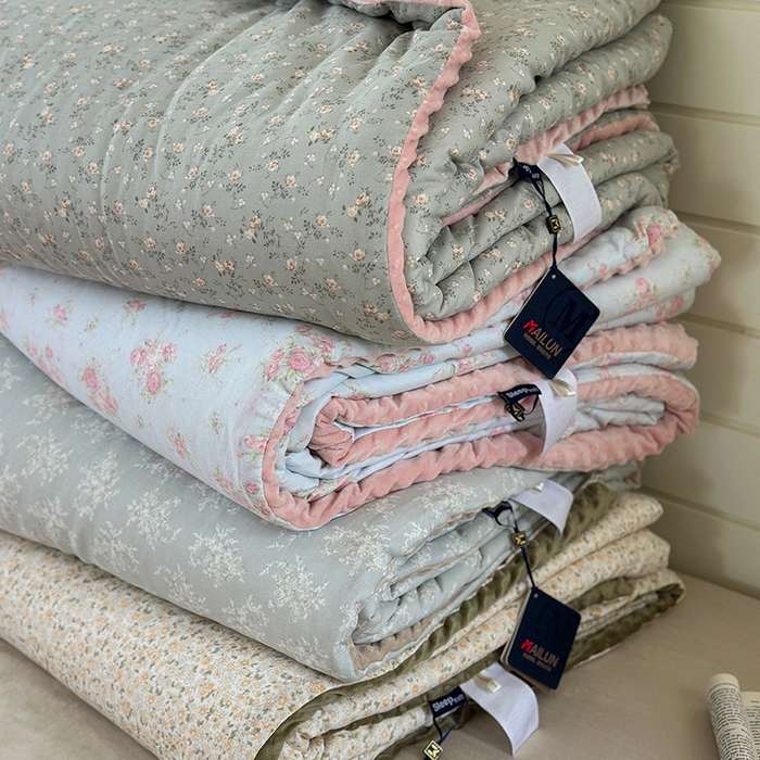 91家纺网 家纺一手货源 找家纺 麦伦家居 2025新款全棉双层纱3D豆豆被系列被子被芯（可配四件套） 组合图展示