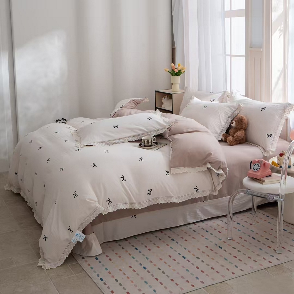 91家纺网 家纺一手货源 找家纺 玖琳家纺 2025新款云朵水洗棉皱皱纱精致花边款四件套 碟引舞纱