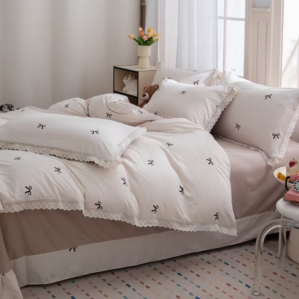 91家纺网 家纺一手货源 找家纺 玖琳家纺 2025新款云朵水洗棉皱皱纱精致花边款四件套 碟引舞纱