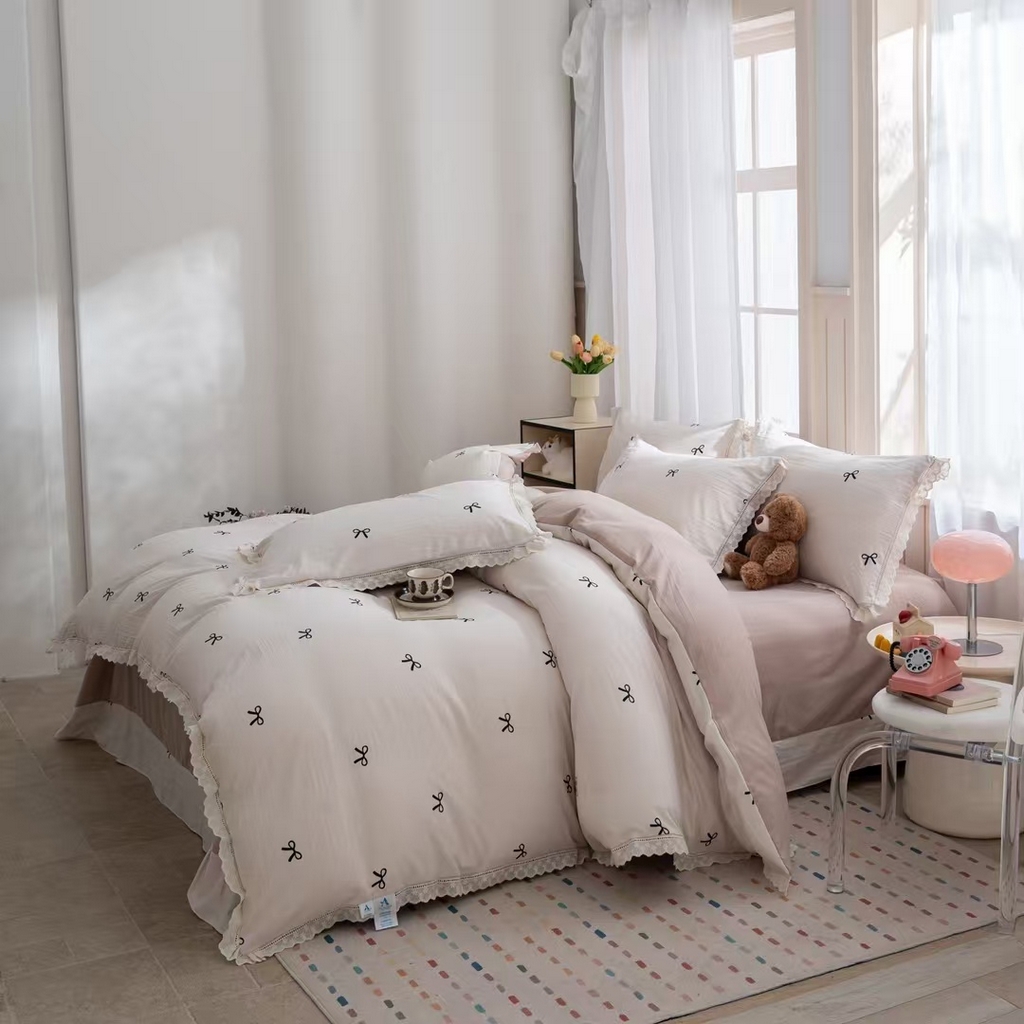 91家纺网 家纺一手货源 找家纺 玖琳家纺 2025新款云朵水洗棉皱皱纱精致花边款四件套 碟引舞纱