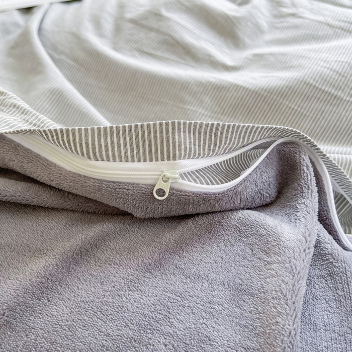 91家纺网 家纺一手货源 找家纺 柠萌家居 2025新款无印良品风双拼全棉色织水洗棉加牛奶绒四件套简约全棉拼牛奶绒四件套 提供买家秀 棉+绒-灰极细条