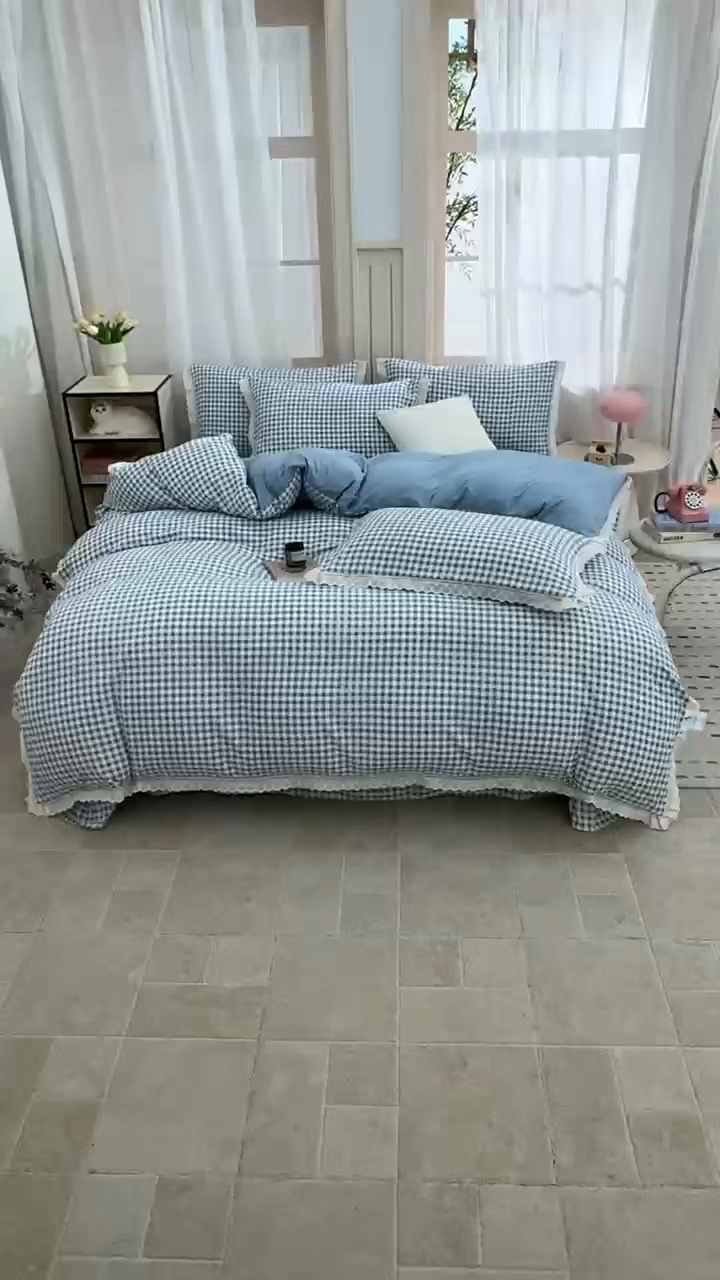 91家纺网 家纺一手货源 找家纺 玖琳家纺 2025新款云朵水洗棉皱皱纱精致花边款四件套 蓝小格