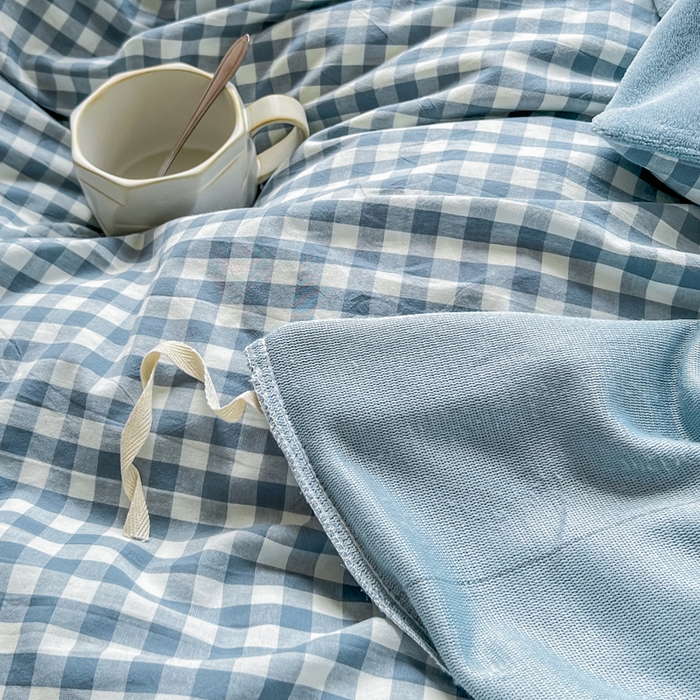 91家纺网 家纺一手货源 找家纺 柠萌家居 2025新款无印良品风双拼全棉色织水洗棉加牛奶绒四件套简约全棉拼牛奶绒四件套 提供买家秀 棉+绒-浅蓝小格