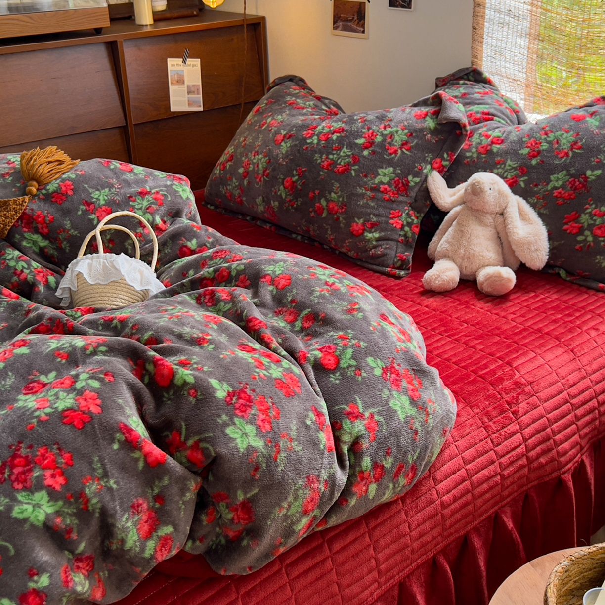 91家纺网 家纺一手货源 找家纺 默忆 2025新款牛奶绒床盖款四件套-花妖 花妖-红