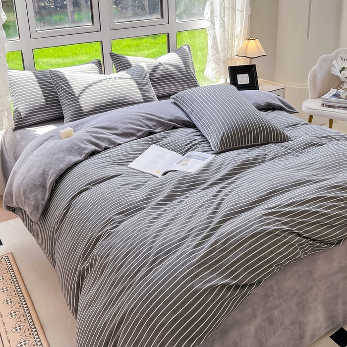 91家纺网 家纺一手货源 找家纺 柠萌家居 2025新款无印良品风双拼全棉色织水洗棉加牛奶绒四件套简约全棉拼牛奶绒四件套 提供买家秀 棉+绒-中条纹深灰