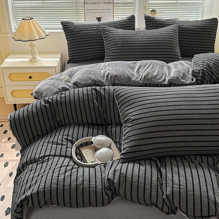 91家纺网 家纺一手货源 找家纺 柠萌家居 2025新款无印良品风双拼全棉色织水洗棉加牛奶绒四件套简约全棉拼牛奶绒四件套 提供买家秀 棉+绒白日梦想家