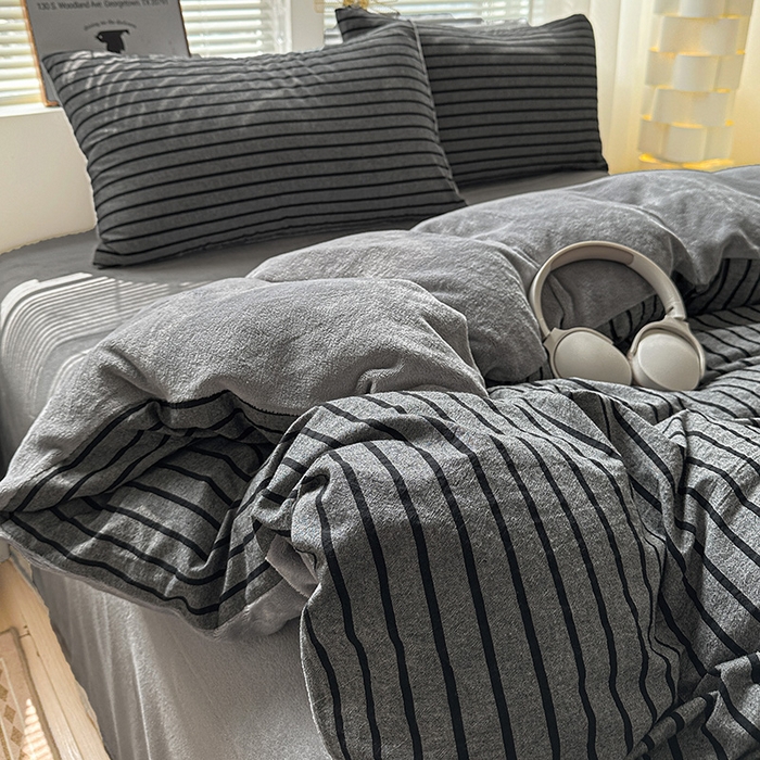 91家纺网 家纺一手货源 找家纺 柠萌家居 2025新款无印良品风双拼全棉色织水洗棉加牛奶绒四件套简约全棉拼牛奶绒四件套 提供买家秀 棉+绒白日梦想家