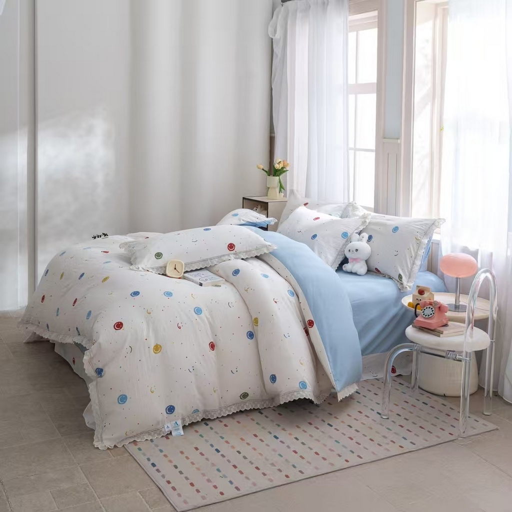 91家纺网 家纺一手货源 找家纺 玖琳家纺 2025新款云朵水洗棉皱皱纱精致花边款四件套 笑脸