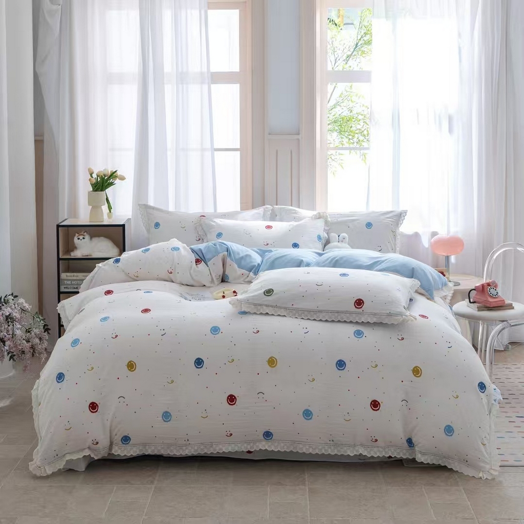 91家纺网 家纺一手货源 找家纺 玖琳家纺 2025新款云朵水洗棉皱皱纱精致花边款四件套 笑脸