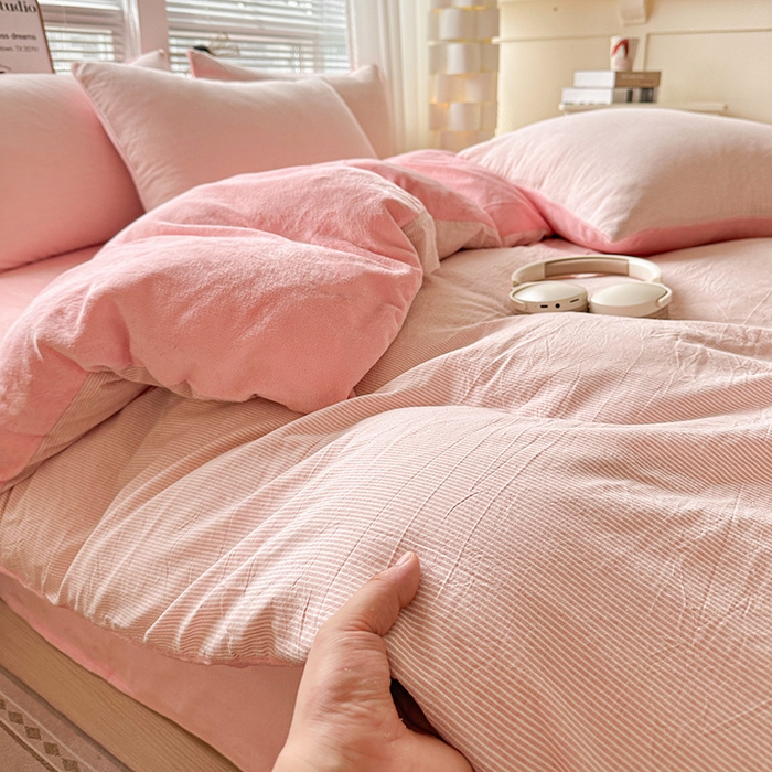 91家纺网 家纺一手货源 找家纺 柠萌家居 2025新款无印良品风双拼全棉色织水洗棉加牛奶绒四件套简约全棉拼牛奶绒四件套 提供买家秀 棉+绒粉密条