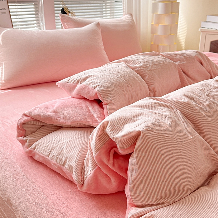 91家纺网 家纺一手货源 找家纺 柠萌家居 2025新款无印良品风双拼全棉色织水洗棉加牛奶绒四件套简约全棉拼牛奶绒四件套 提供买家秀 棉+绒粉密条