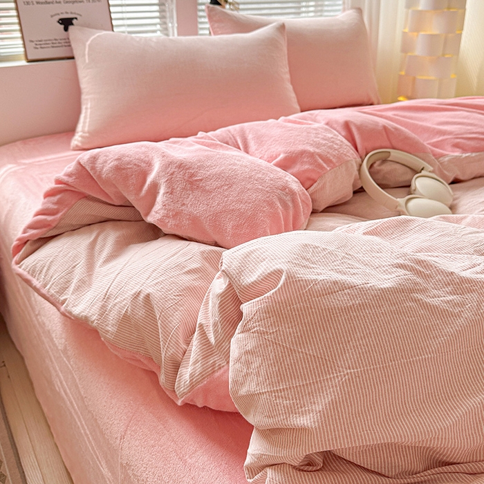 91家纺网 家纺一手货源 找家纺 柠萌家居 2025新款无印良品风双拼全棉色织水洗棉加牛奶绒四件套简约全棉拼牛奶绒四件套 提供买家秀 棉+绒粉密条