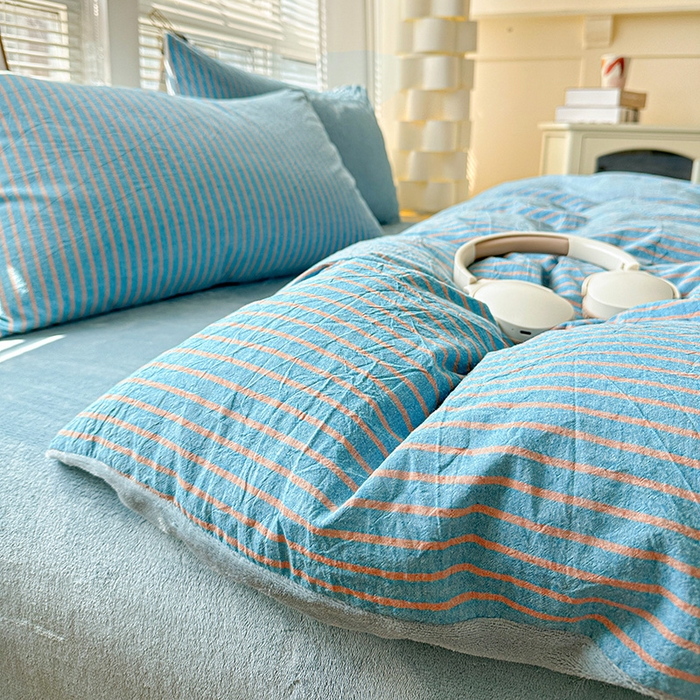 91家纺网 家纺一手货源 找家纺 柠萌家居 2025新款无印良品风双拼全棉色织水洗棉加牛奶绒四件套简约全棉拼牛奶绒四件套 提供买家秀 棉+绒蓝咖条