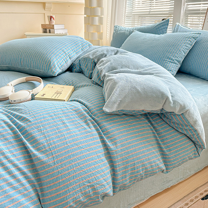 91家纺网 家纺一手货源 找家纺 柠萌家居 2025新款无印良品风双拼全棉色织水洗棉加牛奶绒四件套简约全棉拼牛奶绒四件套 提供买家秀 棉+绒蓝咖条