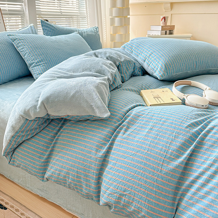 91家纺网 家纺一手货源 找家纺 柠萌家居 2025新款无印良品风双拼全棉色织水洗棉加牛奶绒四件套简约全棉拼牛奶绒四件套 提供买家秀 棉+绒蓝咖条