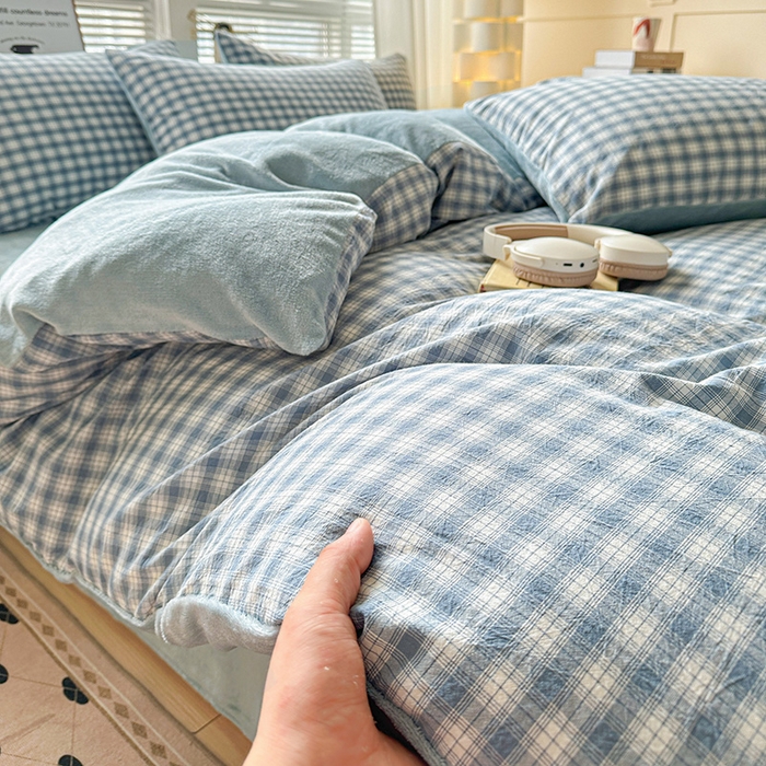 91家纺网 家纺一手货源 找家纺 柠萌家居 2025新款无印良品风双拼全棉色织水洗棉加牛奶绒四件套简约全棉拼牛奶绒四件套 提供买家秀 棉+绒尚品蓝