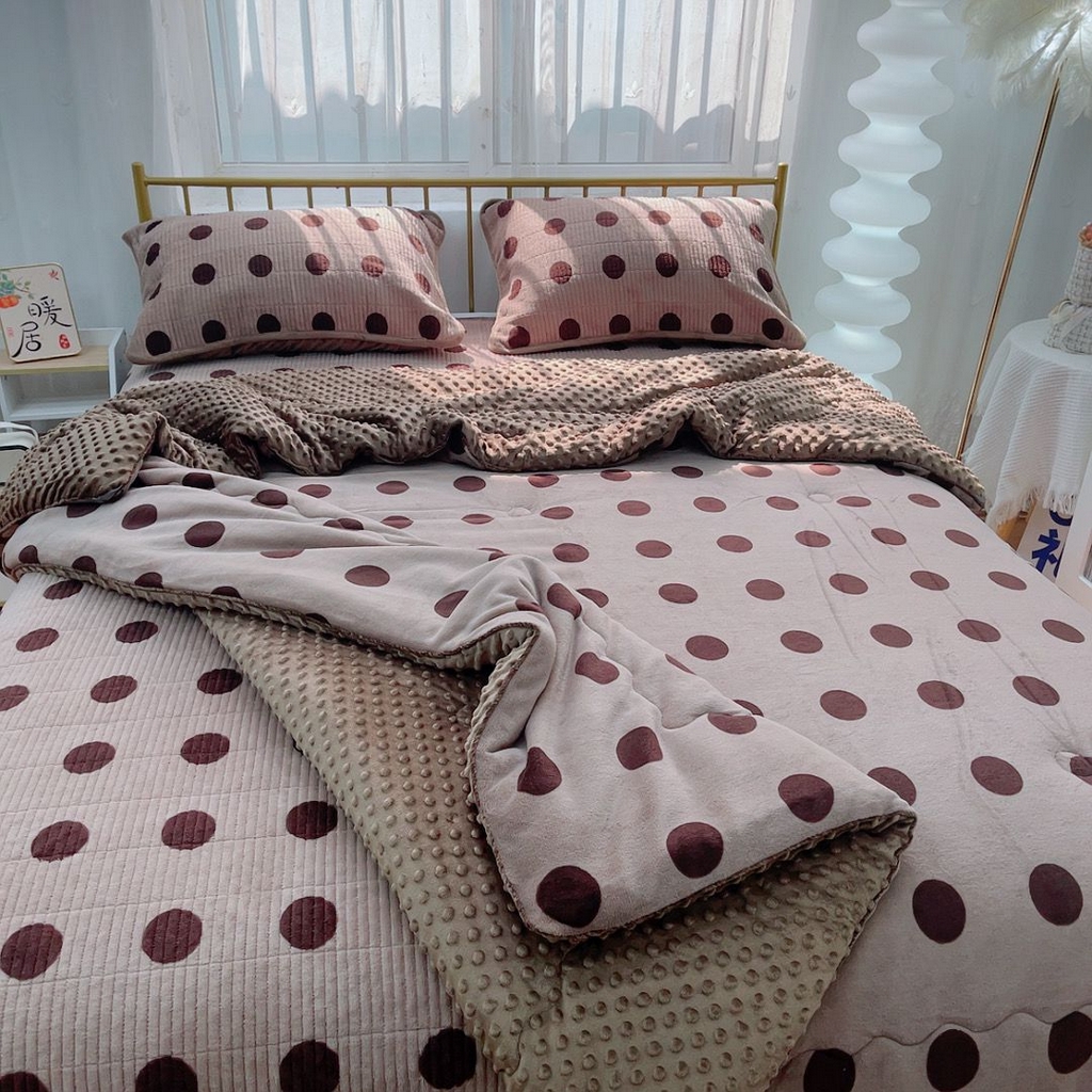 91家纺网 家纺一手货源 找家纺 （总）暖居 2025新款加厚牛奶绒豆豆被床盖四件套跑量款