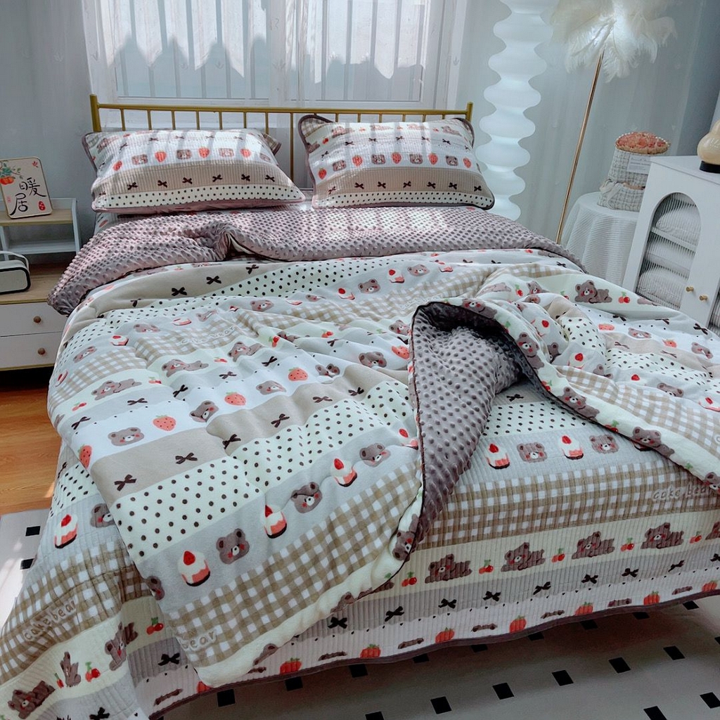 91家纺网 家纺一手货源 找家纺 暖居 2025新款加厚牛奶绒豆豆被床盖四件套跑量款 蛋糕熊