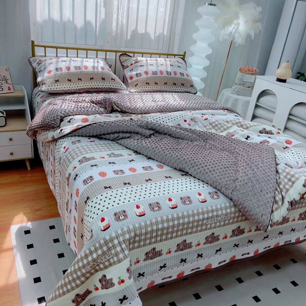 91家纺网 家纺一手货源 找家纺 暖居 2025新款加厚牛奶绒豆豆被床盖四件套跑量款 蛋糕熊