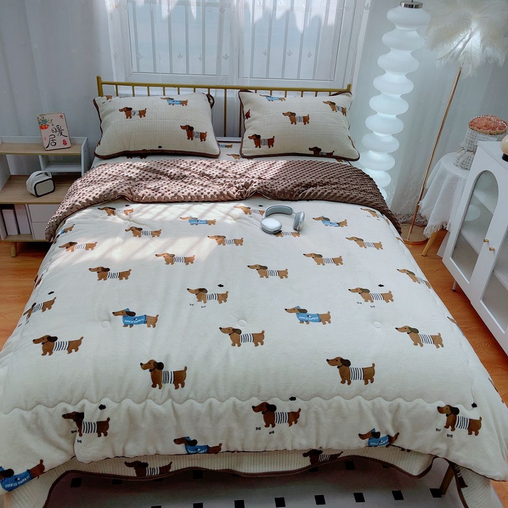 91家纺网 家纺一手货源 找家纺 暖居 2025新款加厚牛奶绒豆豆被床盖四件套跑量款 香肠狗