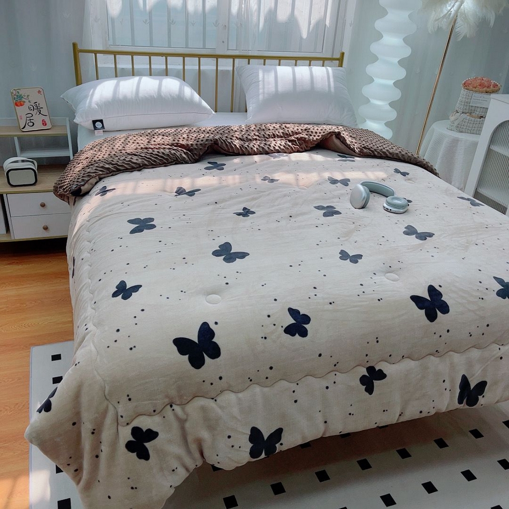 91家纺网 家纺一手货源 找家纺 暖居 2025新款加厚牛奶绒豆豆被床盖四件套跑量款 幻蝶