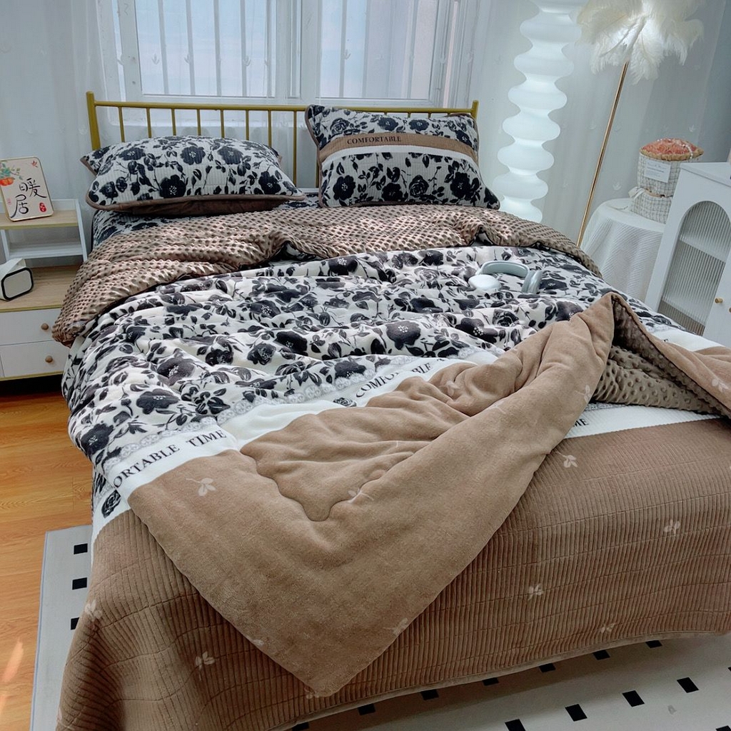 91家纺网 家纺一手货源 找家纺 暖居 2025新款加厚牛奶绒豆豆被床盖四件套跑量款 黑玫瑰