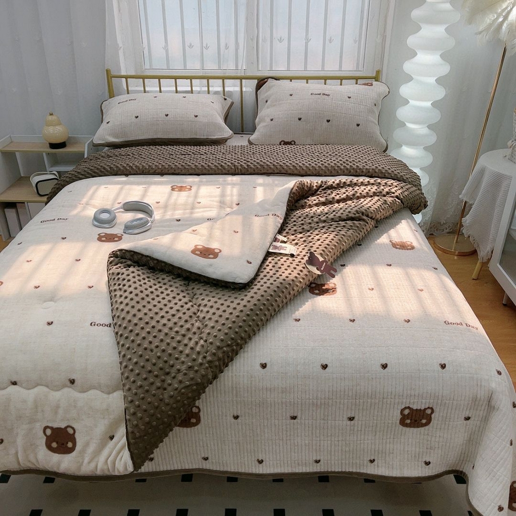 91家纺网 家纺一手货源 找家纺 暖居 2025新款加厚牛奶绒豆豆被床盖四件套跑量款 爱心小熊