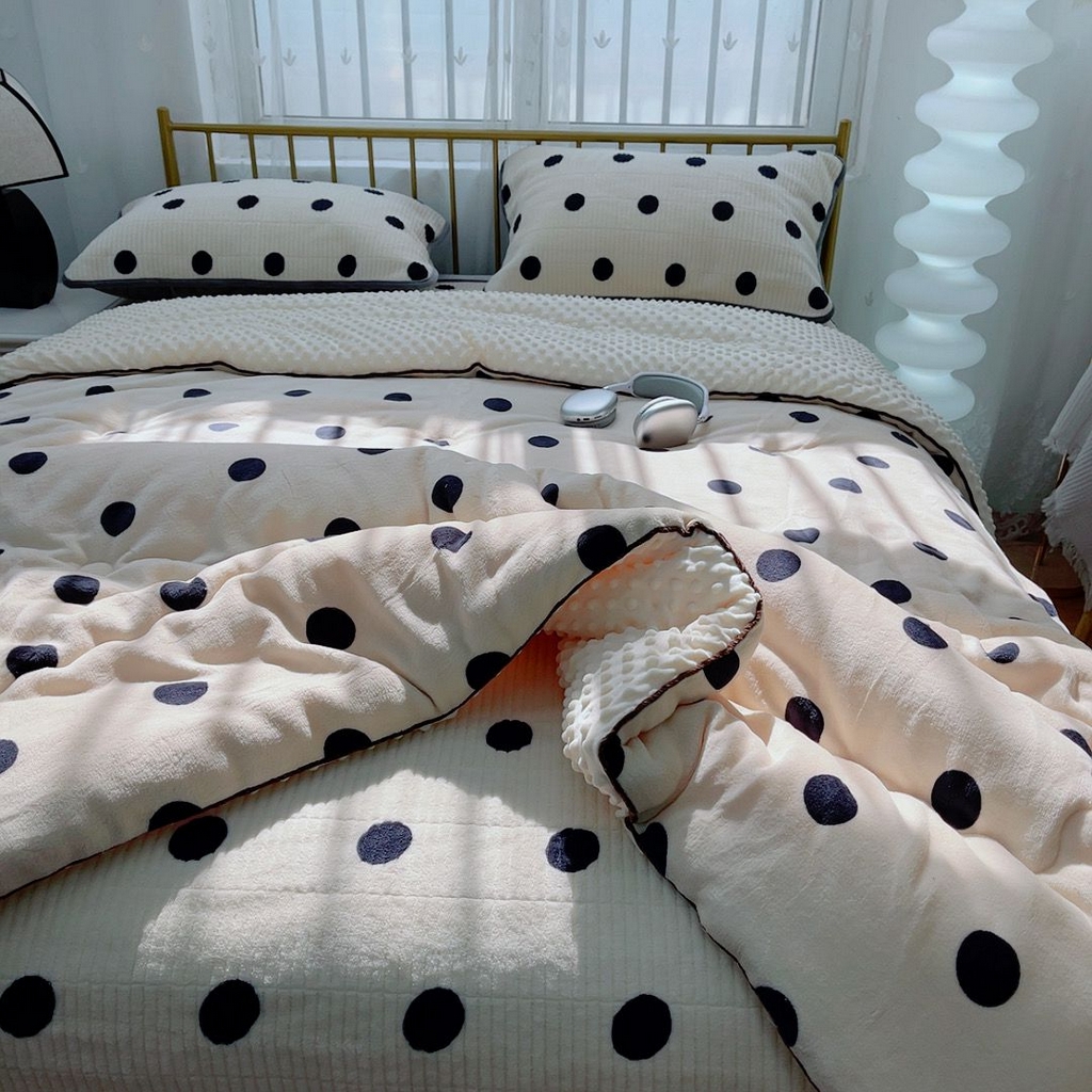 91家纺网 家纺一手货源 找家纺 暖居 2025新款加厚牛奶绒豆豆被床盖四件套跑量款 奶白大波点