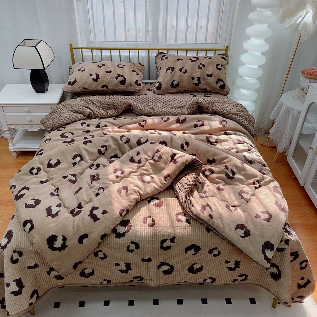 91家纺网 家纺一手货源 找家纺 暖居 2025新款加厚牛奶绒豆豆被床盖四件套跑量款 时尚豹纹