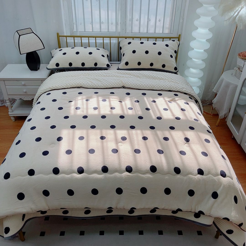 91家纺网 家纺一手货源 找家纺 暖居 2025新款加厚牛奶绒豆豆被床盖四件套跑量款 奶白大波点