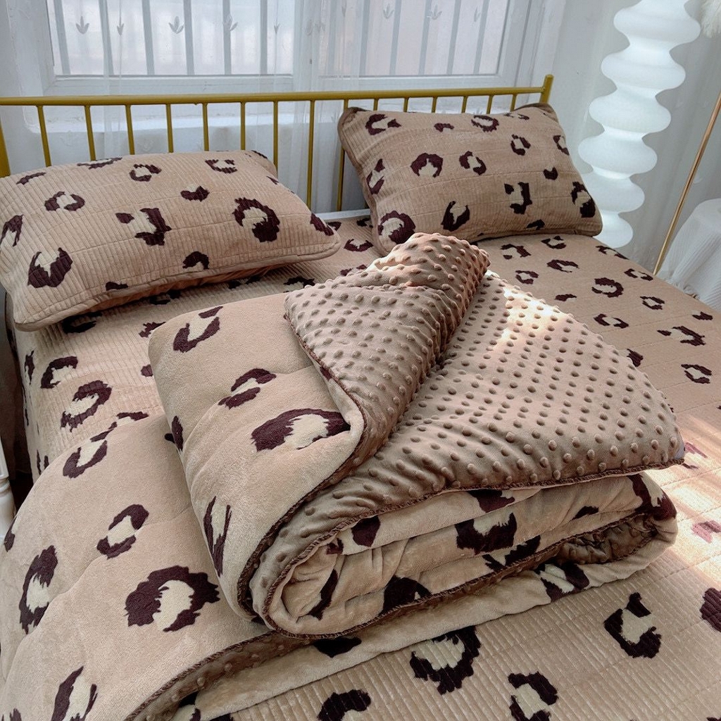 91家纺网 家纺一手货源 找家纺 暖居 2025新款加厚牛奶绒豆豆被床盖四件套跑量款 时尚豹纹