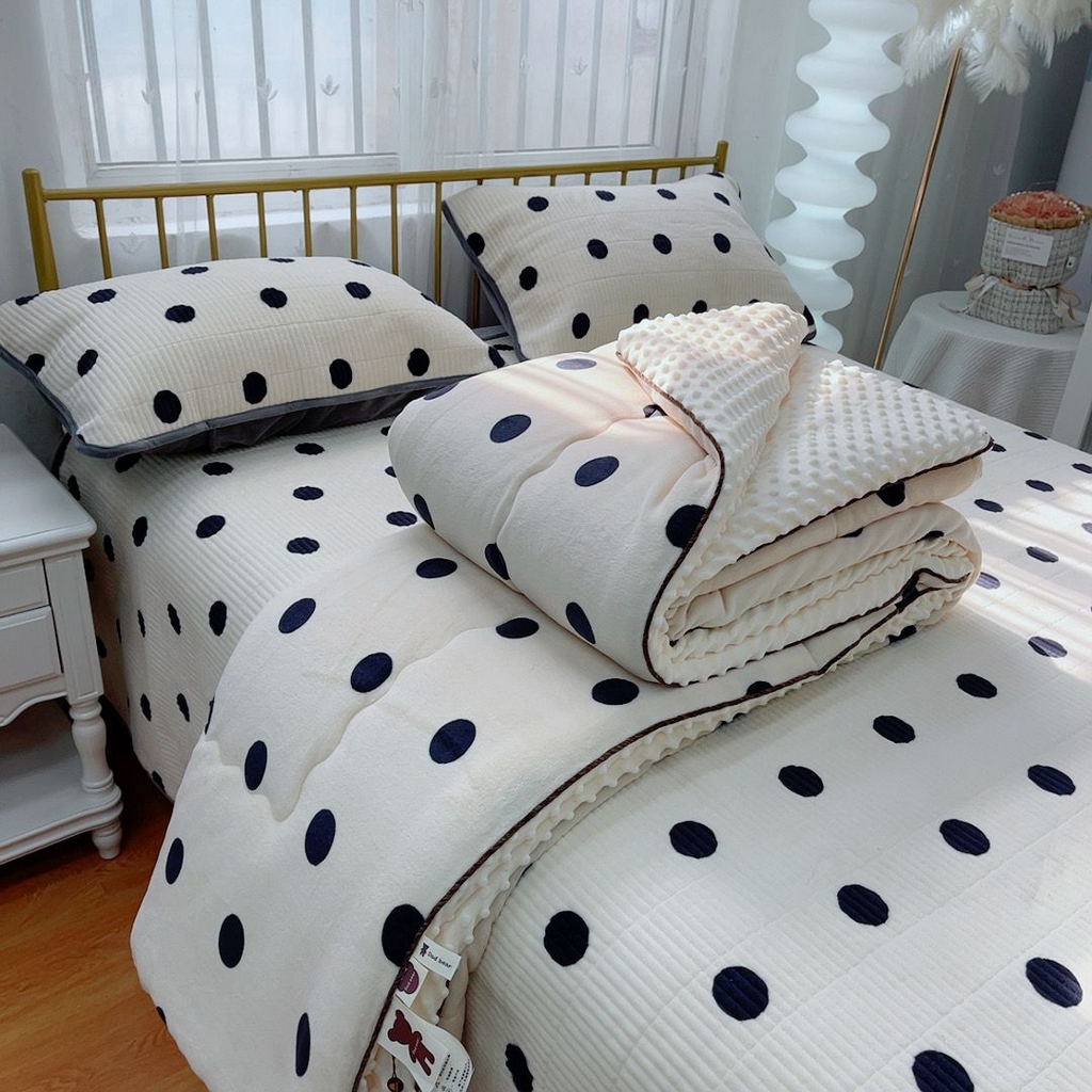 91家纺网 家纺一手货源 找家纺 暖居 2025新款加厚牛奶绒豆豆被床盖四件套跑量款 奶白大波点
