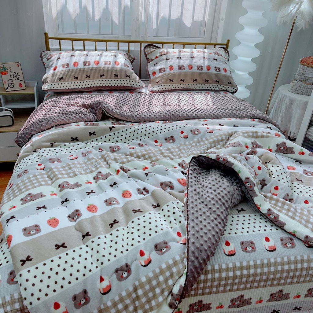 91家纺网 家纺一手货源 找家纺 暖居 2025新款加厚牛奶绒豆豆被床盖四件套跑量款 蛋糕熊