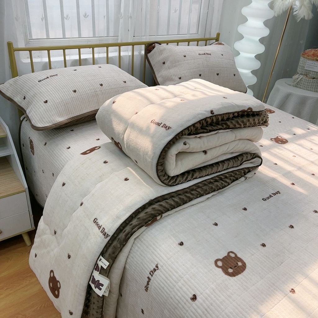 暖居 2025新款加厚牛奶绒豆豆被床盖四件套跑量款 爱心小熊