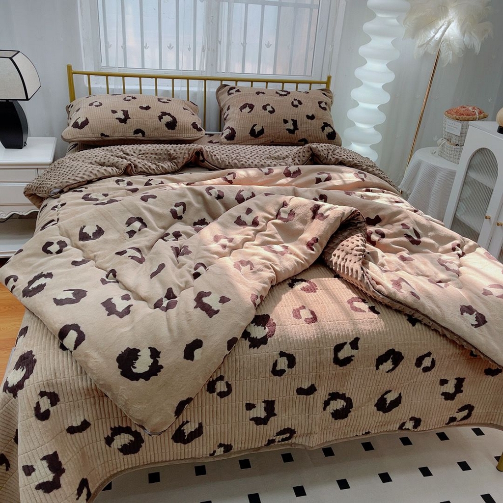 91家纺网 家纺一手货源 找家纺 暖居 2025新款加厚牛奶绒豆豆被床盖四件套跑量款 时尚豹纹