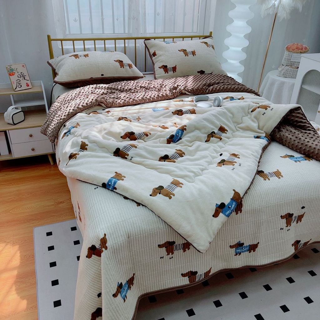 91家纺网 家纺一手货源 找家纺 暖居 2025新款加厚牛奶绒豆豆被床盖四件套跑量款 香肠狗