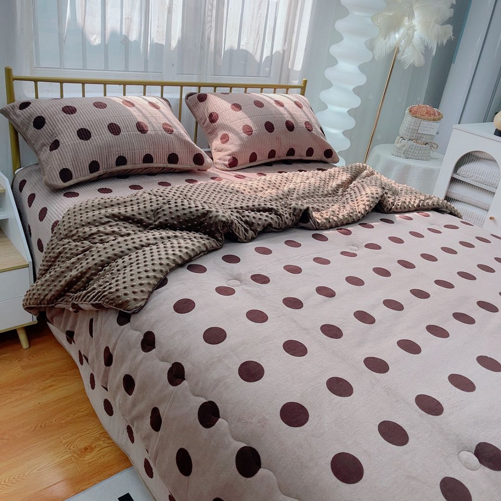 91家纺网 家纺一手货源 找家纺 暖居 2025新款加厚牛奶绒豆豆被床盖四件套跑量款 咖色大波点