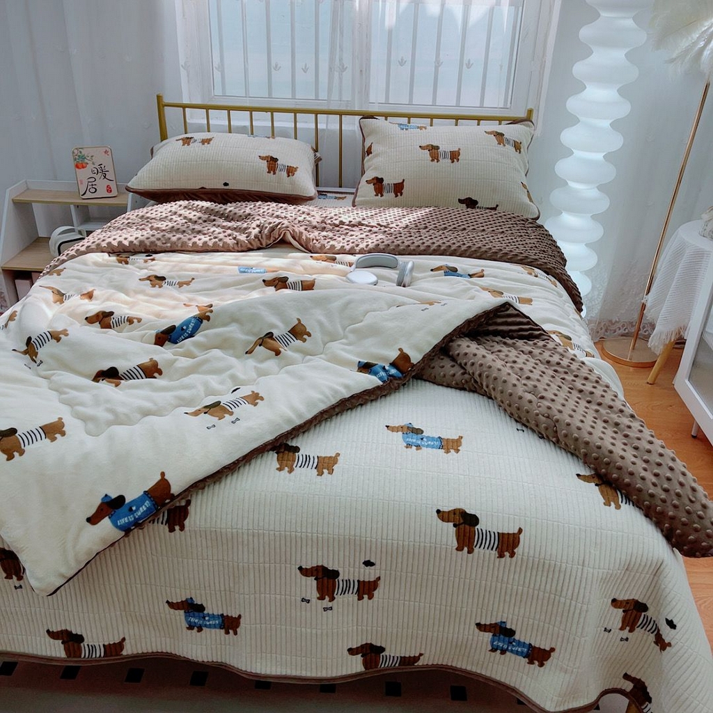 91家纺网 家纺一手货源 找家纺 暖居 2025新款加厚牛奶绒豆豆被床盖四件套跑量款 香肠狗