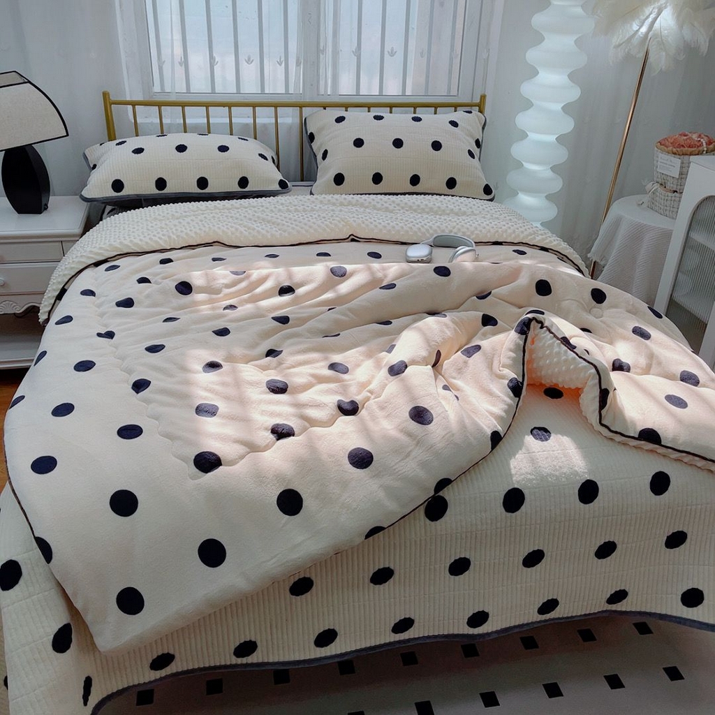 91家纺网 家纺一手货源 找家纺 暖居 2025新款加厚牛奶绒豆豆被床盖四件套跑量款 奶白大波点