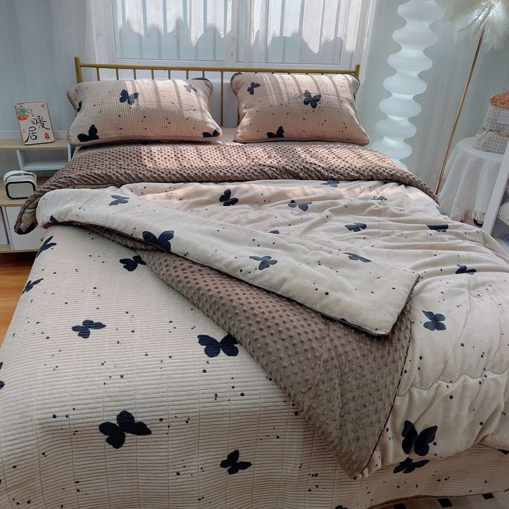 91家纺网 家纺一手货源 找家纺 暖居 2025新款加厚牛奶绒豆豆被床盖四件套跑量款 幻蝶
