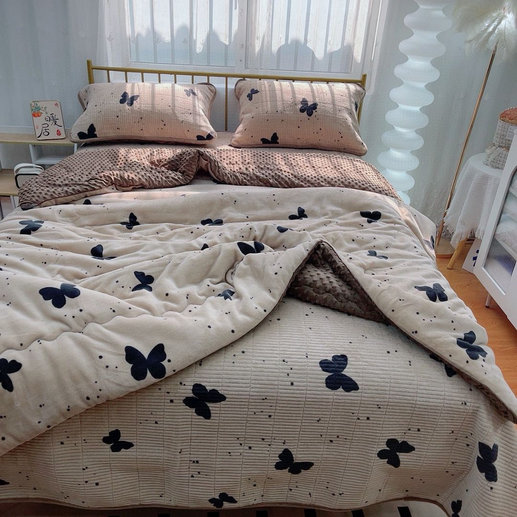91家纺网 家纺一手货源 找家纺 暖居 2025新款加厚牛奶绒豆豆被床盖四件套跑量款 幻蝶