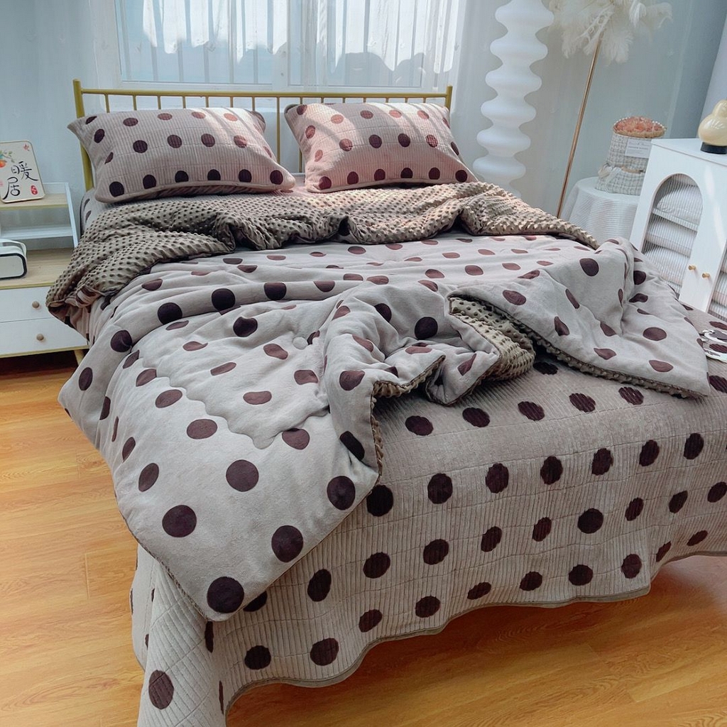 91家纺网 家纺一手货源 找家纺 暖居 2025新款加厚牛奶绒豆豆被床盖四件套跑量款 咖色大波点